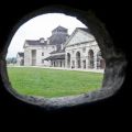 Vue de la Saline d'Arc-et-Senans à travers un trou