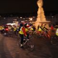 Des vélos en mouvement autour de la fontaine place de la révolution.