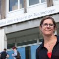 Anne-Laurence Ferrari devant le bâtiment central de l'IUT