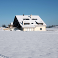 Un chalet sous la neige.