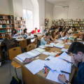 Des étudiants révisent à la BU
