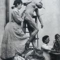 Camille Claudel et Jessie Lipscomb sculptant dans leur atelier