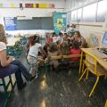 Une maitresse et une classe d&#039;école maternelle