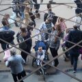 Reflet d'une foule dans un miroir