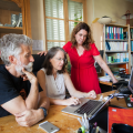 Jean-Marc Petit, Annie Robin et Céline Reylé devant un ordinateur