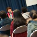 Mireille Lemaresquier tient un micro devant les étudiants du CLA