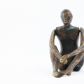 Statuette représentant un homme assis en tailleur