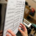 Une partition sur un piano