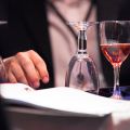 sommelier devant une table