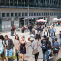 Des étudiants devant le resto u Lumière, campus de la Bouloie