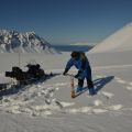 Un homme en train de faire un carottage de glace 