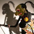 photo d&#039;une marionnette et de son ombre derrière